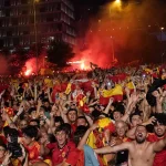 Des milliers de supporters fêtent la victoire de l'Espagne à Madrid