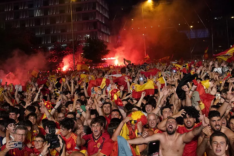 Des milliers de supporters fêtent la victoire de l'Espagne à Madrid